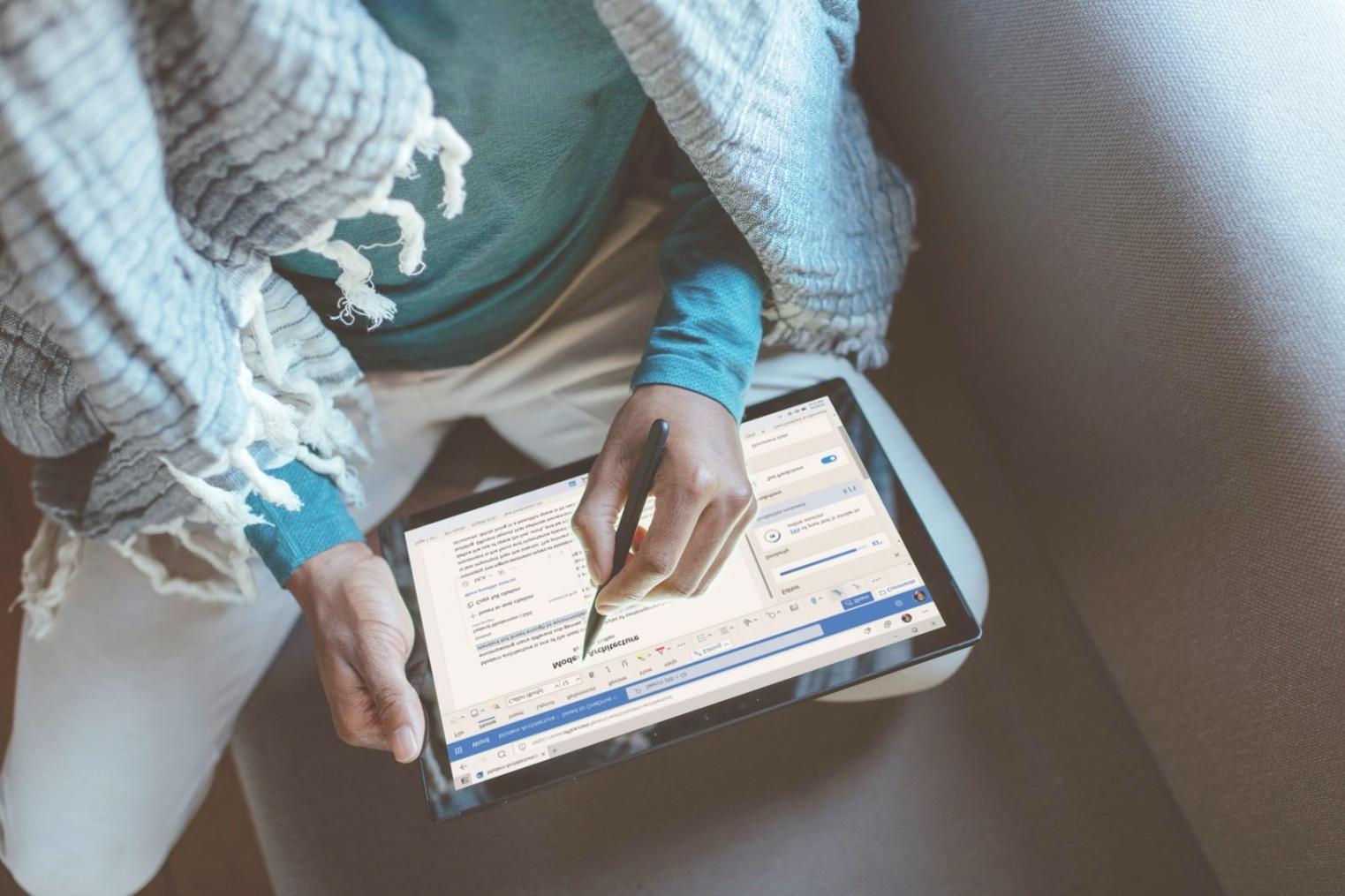 Personas aprendiendo a gestionar sus finanzas personales de forma práctica