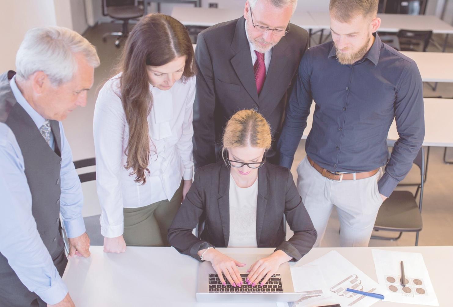 Persona revisando planificación financiera con documentos y calculadora