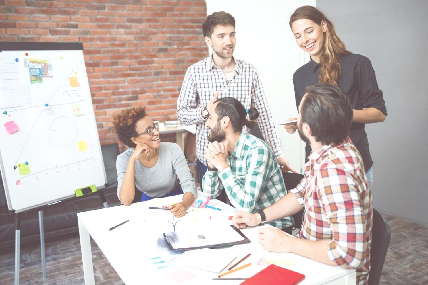 Sesión de formación financiera con materiales educativos