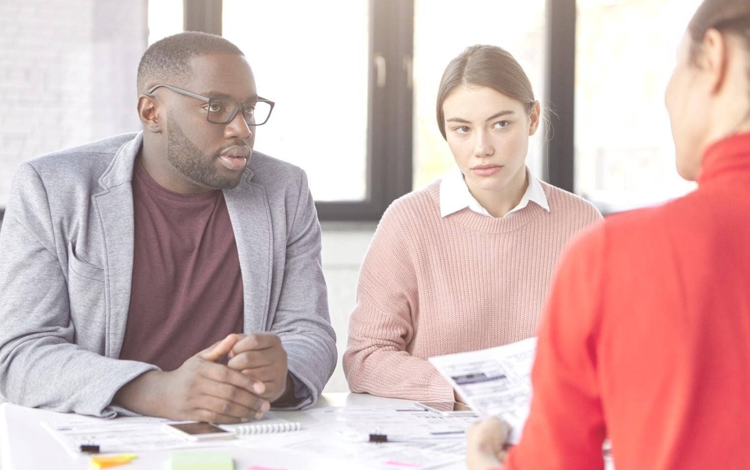 Equipo de hileranqovo trabajando en planificación financiera